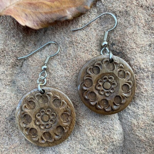 WalnutHandCarvedWalnutEarrings-RoundHoonArtscopy_c12aef14-5661-420d-9b3b-61a9babcdbef